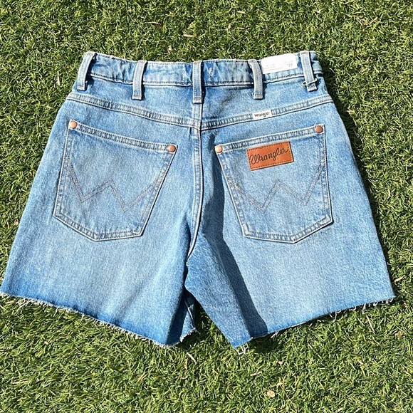 NWT Wrangler High Rise Cowboy Short - Picture 4 of 7